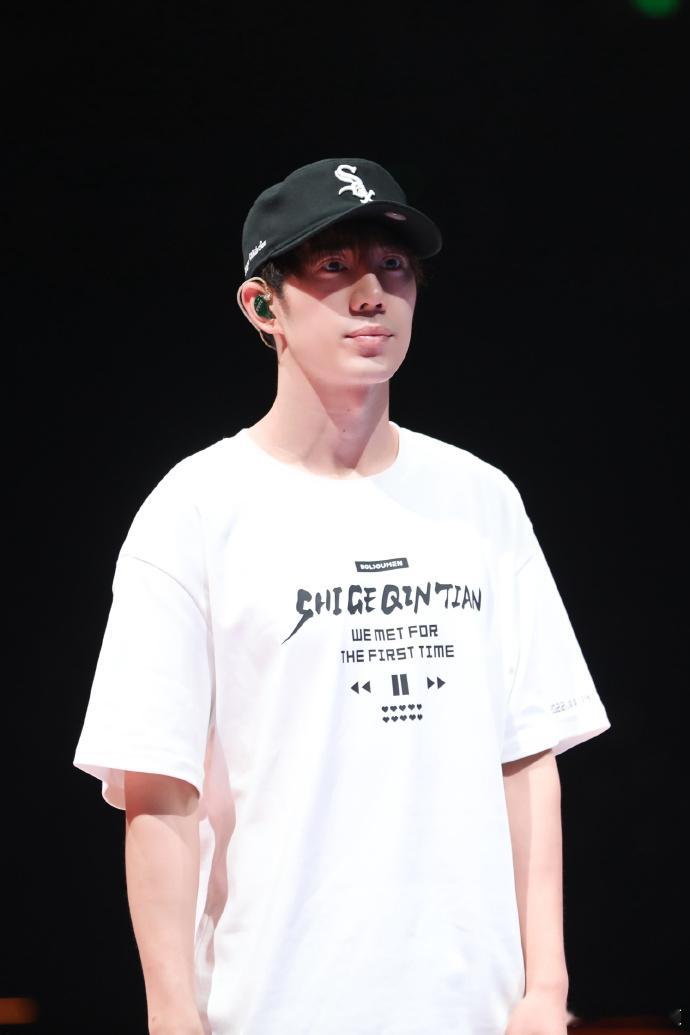 鹭卓团巡彩排中鹭卓记了两套动作在脑子当中日复一日坚持排练，鹭卓用汗水铺垫巡演精彩