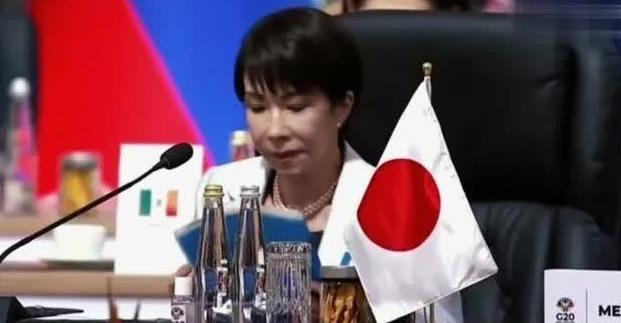 高市早苗求见中方失败，她似乎也意识到自己没办法一直躲在幕后，于是她选择十分罕见的