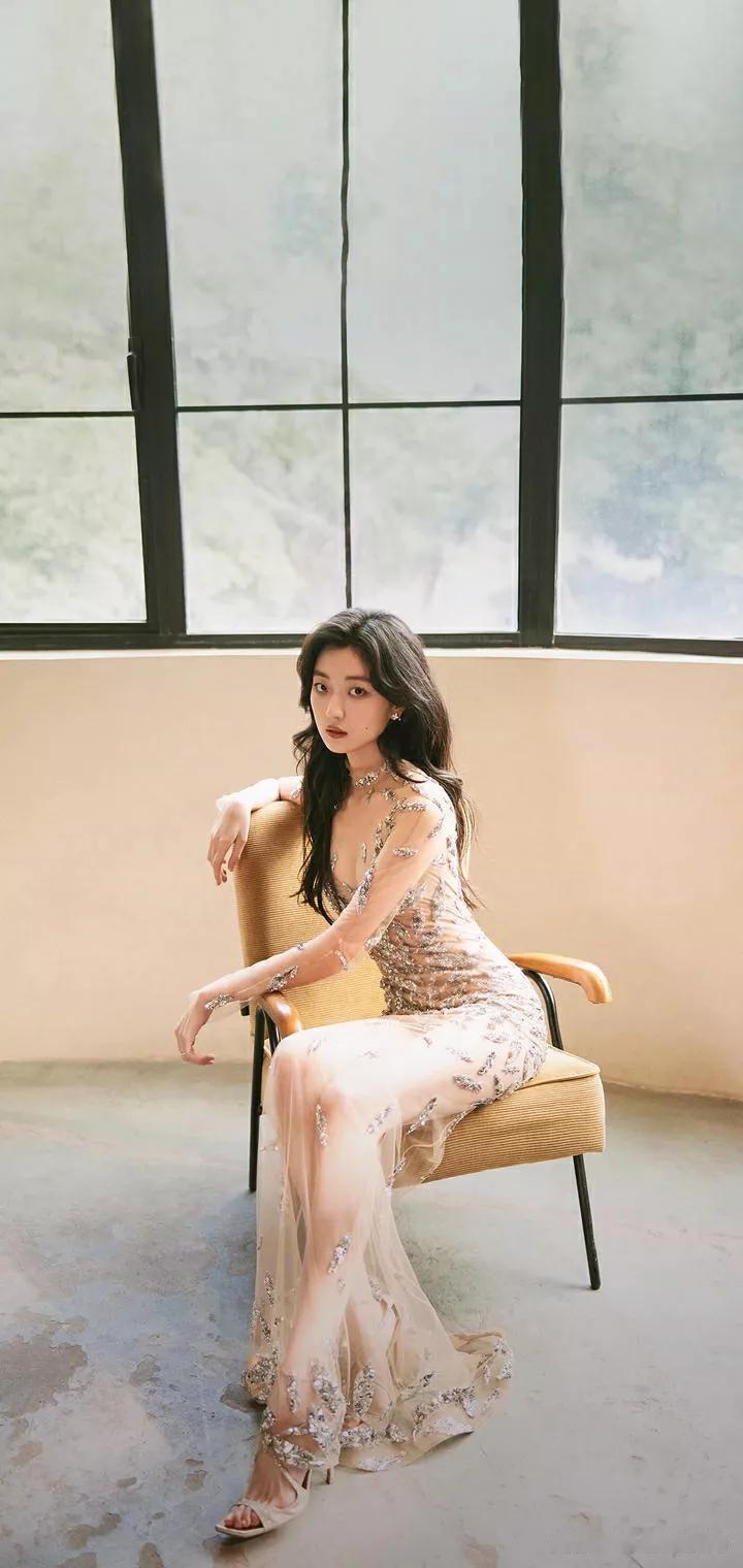 优雅仙女坐，轻纱飘逸间，如梦似幻。
想起那次在公园，偶遇一位身着轻纱的女子，她静