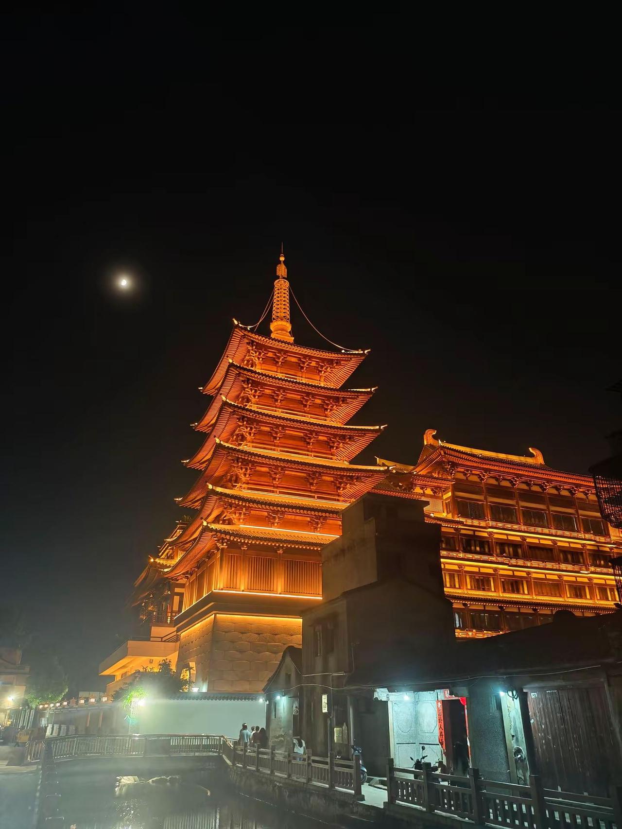 揭阳双峰寺夜景🏯美仑美奂，人间仙境！因为台风“红霞”导致高铁停运，台风多留了时