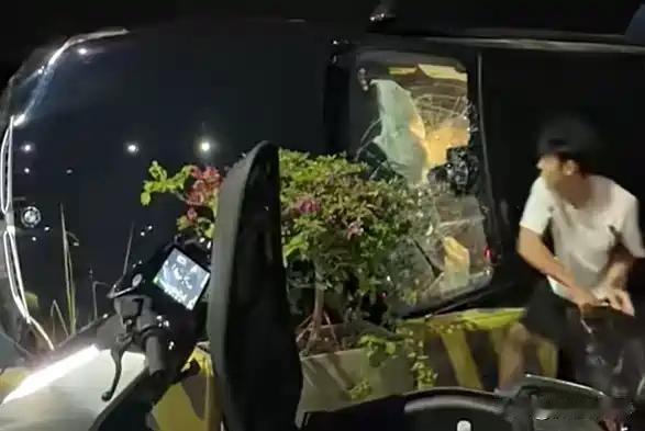 “全网破防！”广东汕头凌晨三点空荡荡的街头，一名年仅18岁的少年，凭着一腔赤诚与
