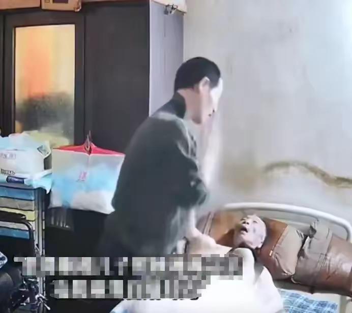 让人难受，浙江一男子给瘫痪父亲擦身时，父亲突然说：“你装的真像个孝子，每天不过帮