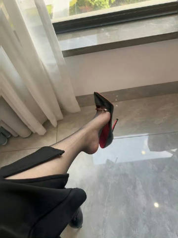 黑丝配这黑色红底高跟鞋真是绝了<span class="url-ico...
