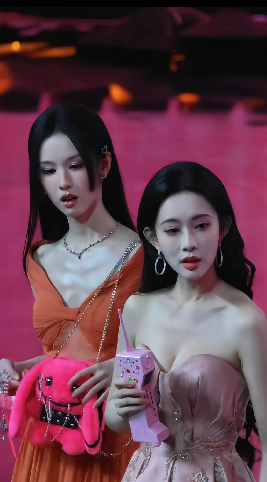 公众人物给我们的第一印象很重要，因为这关系到我们后期对他的各种看法。

拿陈都灵