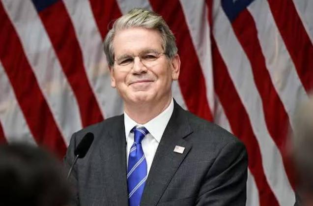 美国的狐狸尾巴终于露出来了！美国财长：伊朗石油将用美元结账，俄罗斯也可能重返美元
