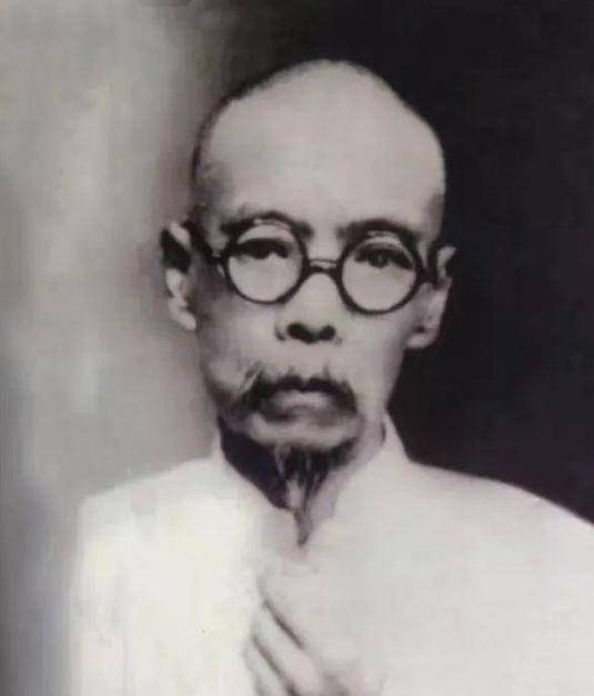 1943年，22岁的游击队长赵铁山被叛徒出卖，让鬼子堵在地道里。五花大绑押到村口