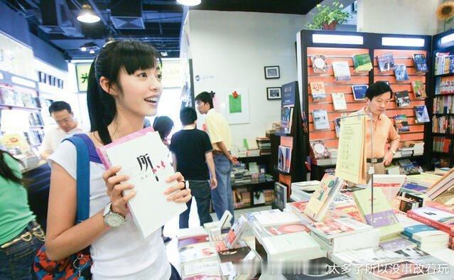 气质就这样年轻也不像“书模”像现实文学里爱读书但最后也会被现实毒打的的进城打工妹