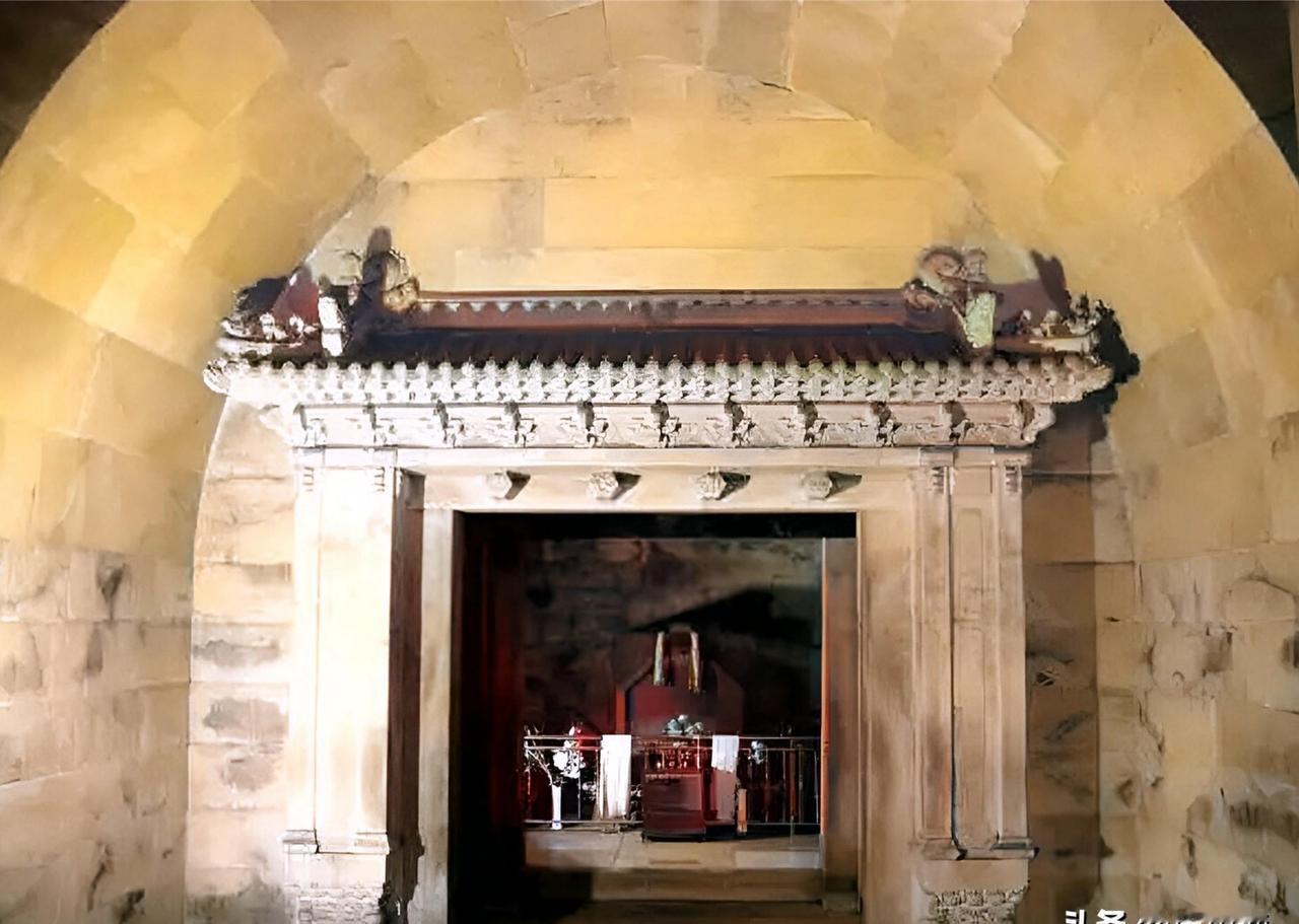 这具已经腐烂不堪的遗骸正是统治清朝四十八年的“女皇”慈禧。

1928年7月的清