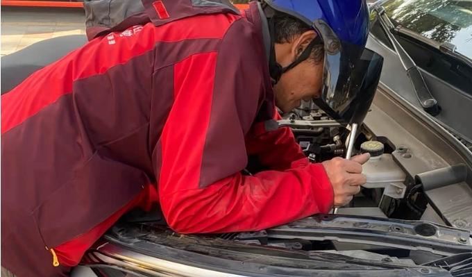 开着元PLUS正美滋滋，没有想到小电瓶居然出现了问题，我突然想起已经很久都没有保