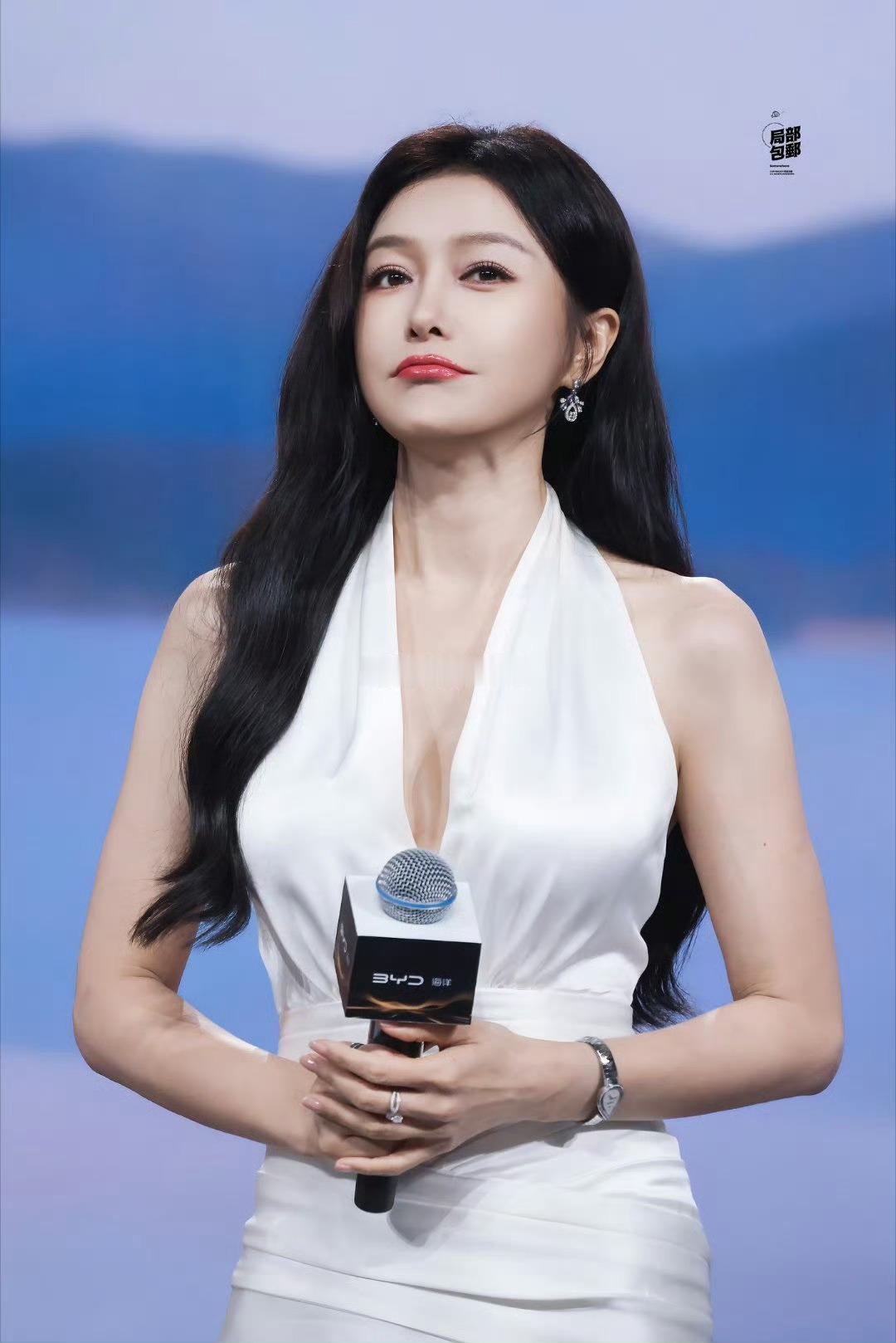 秦岚嗓子恢复了声带问题困扰多年，如今彻底好转，红毯活动开口自带温婉声线。 