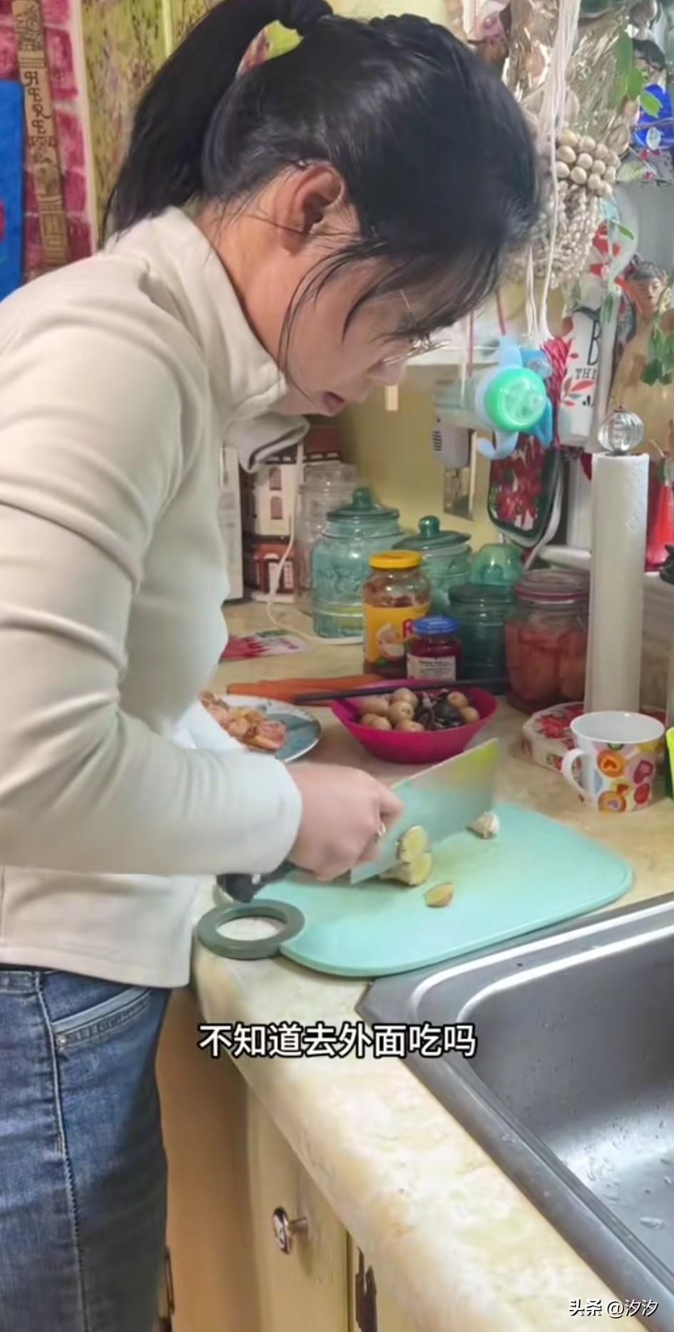 女子嫁到了国外，
分享自己的生活，
看到了很多人觉得中国女人嫁到国外就成了保姆，