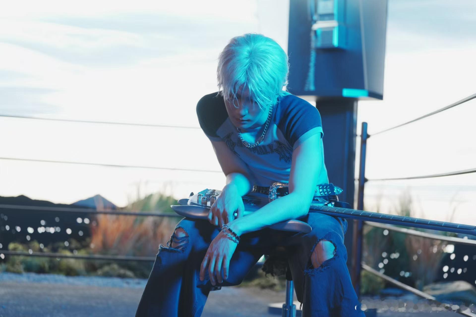 张真源发裸背照张真源贝斯手帅啊看看吧 