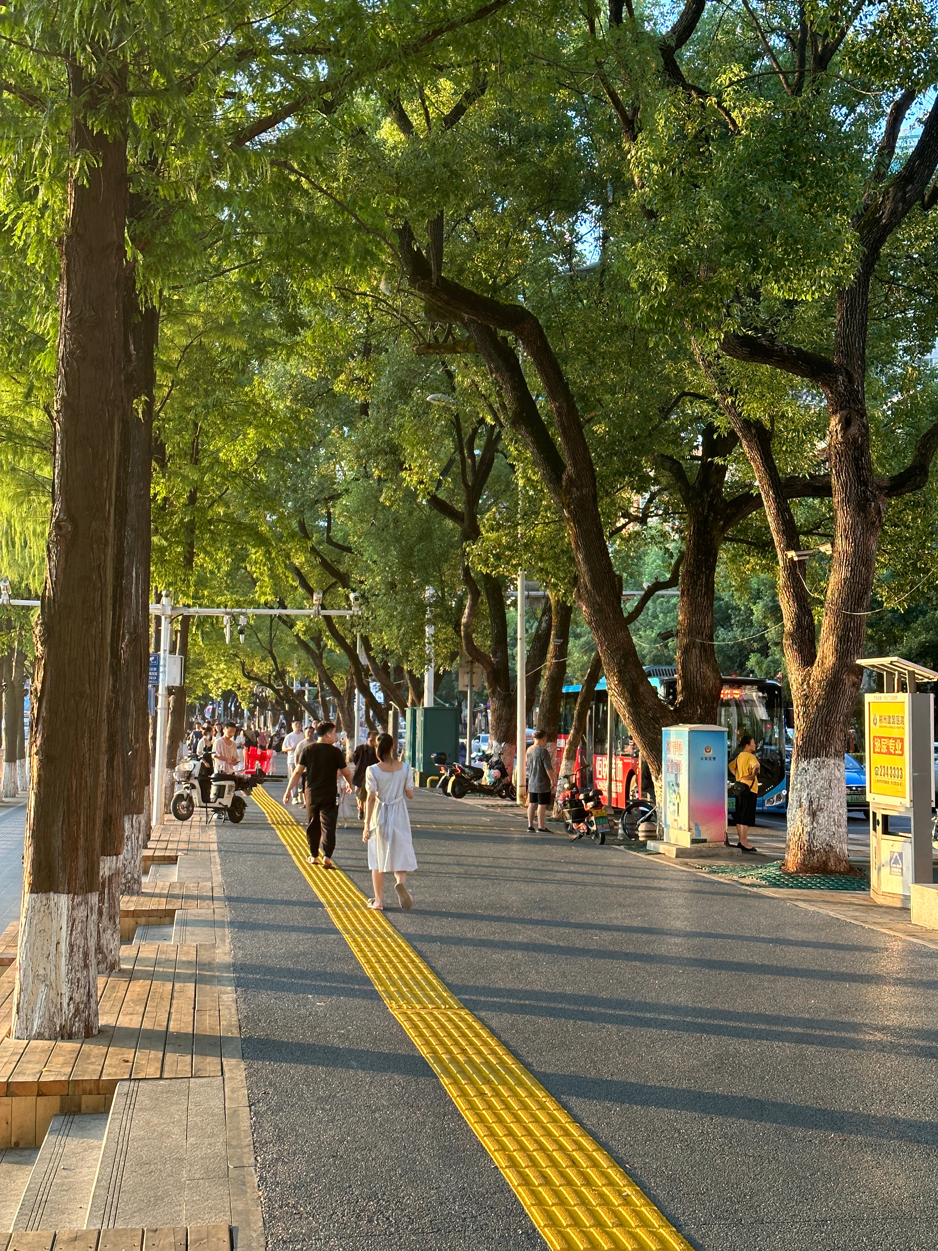 每一个决定转身的人 都是在风中站了很久 如果一切顺利的话 我们将不会再相见 愿彼