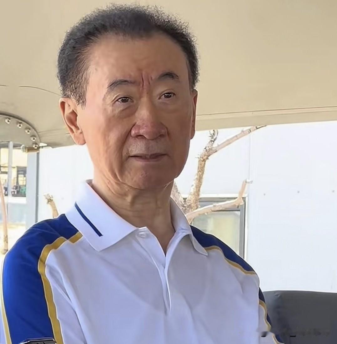 79岁曹德旺潇洒交棒，

王健林75岁还在工地搬砖？这差距，真不是钱多钱少的事！