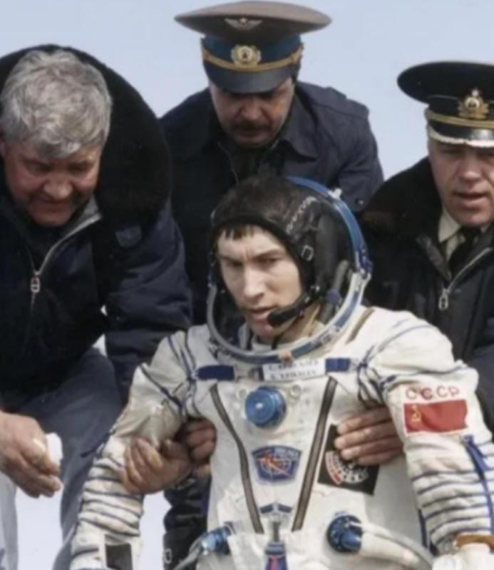 1991年，一名苏联宇航员刚进入太空时，苏联解体了。他被孤零零地留在太空中长达7