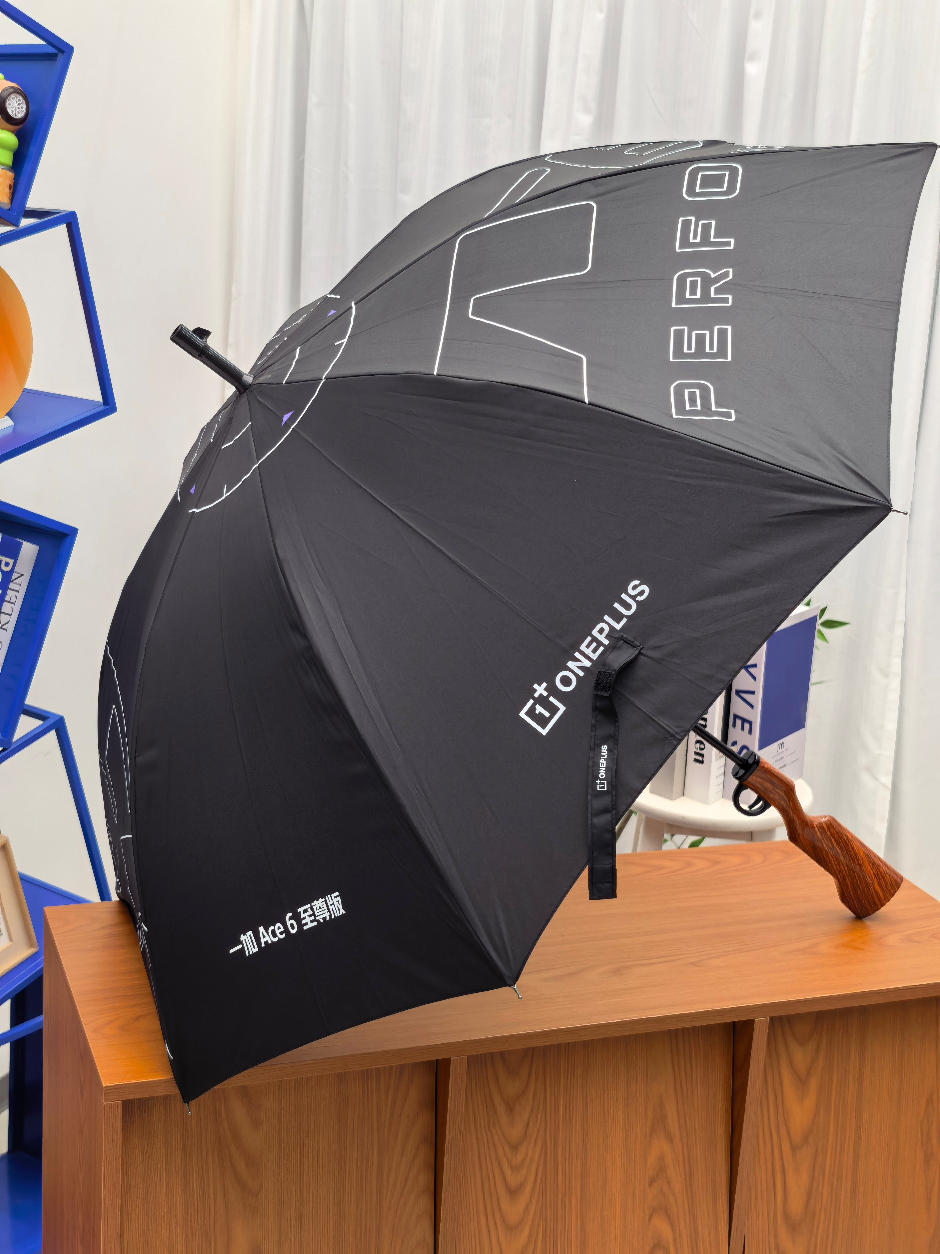收到了一加Ace6至尊版新品发布会的邀请函，没想到是把枪形的雨伞，一加还挺会整活