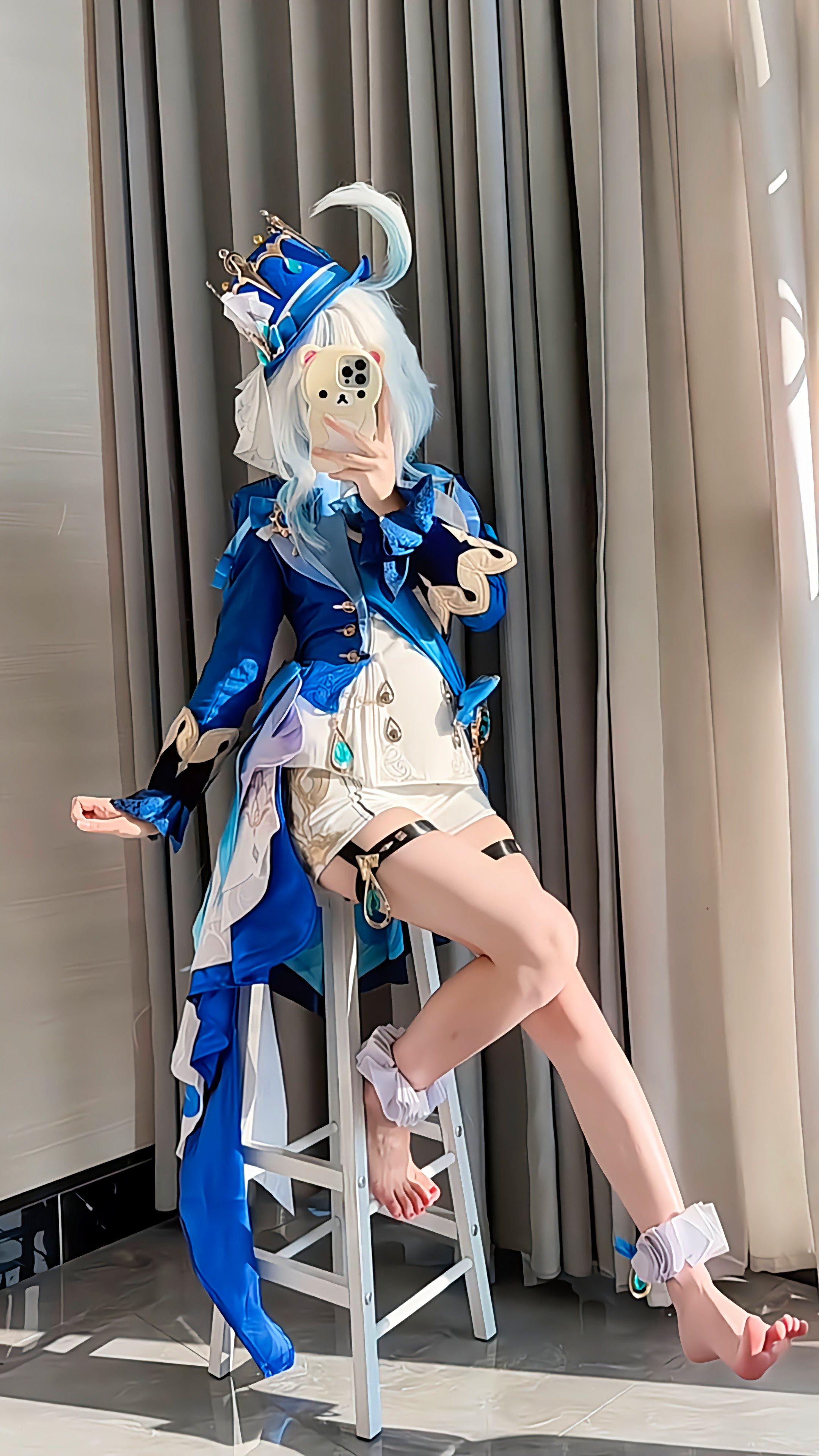 三选一哦。芙宁娜cos