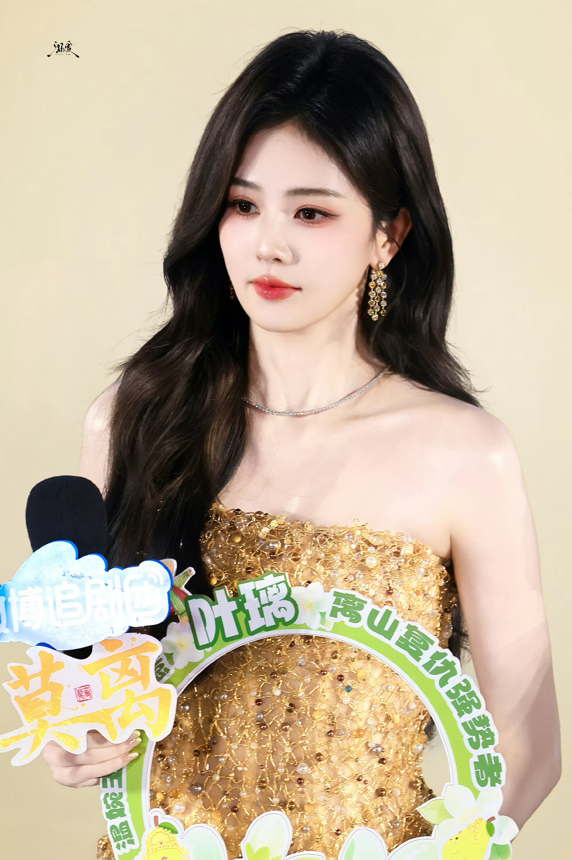 白鹿  我曾在人山人海的星光里为你嘶声呐喊，最美好的岁月都与你有关。白鹿莫离白鹿