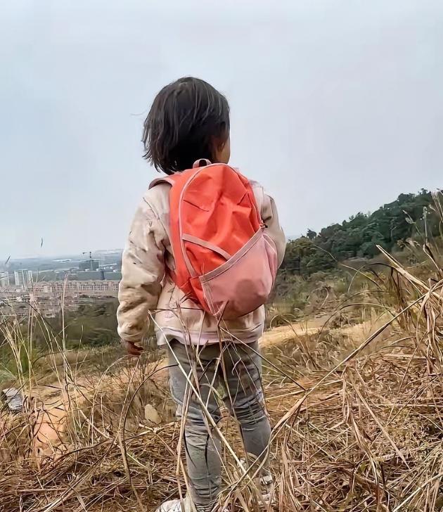 泪目！

一对夫妻离婚后，留下一个女儿和丈夫生活，小女孩7岁上学了，父亲为了生活