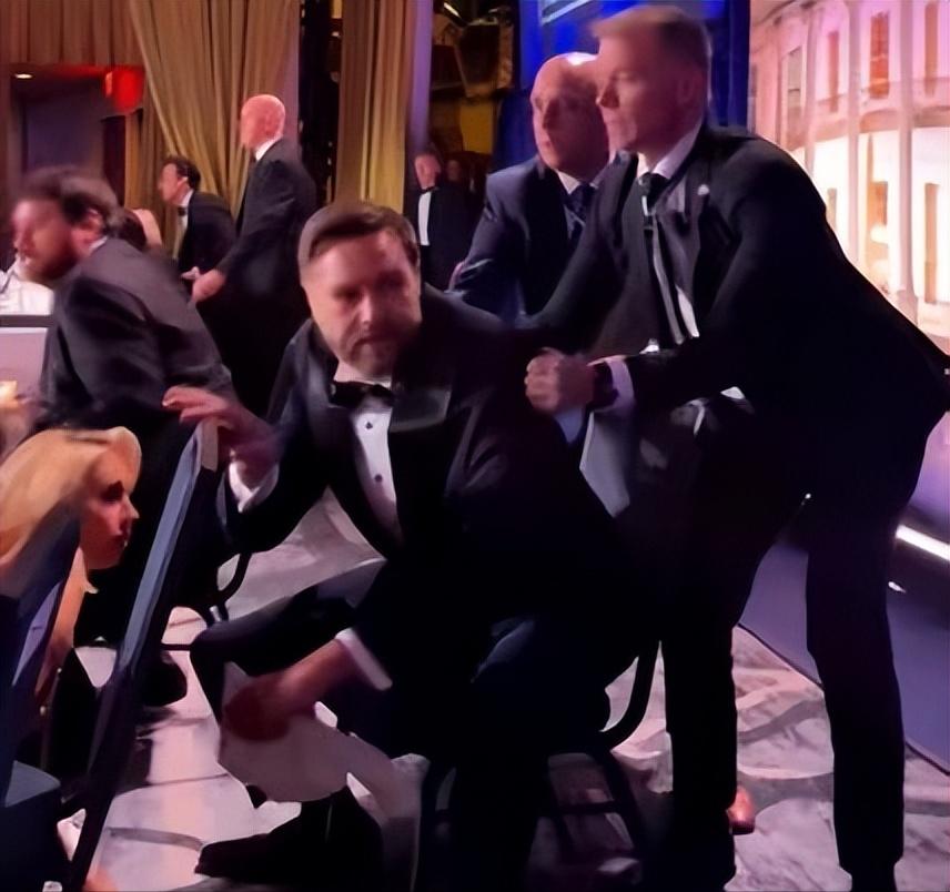 之前伊朗战争打了那么久，战火没烧到美国本土一寸，这帮人一个个西装革履、道貌岸然，