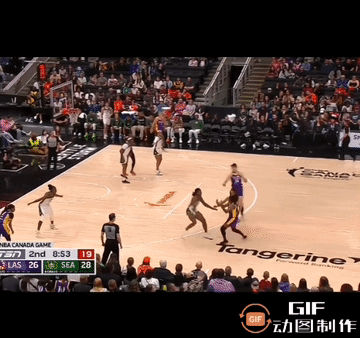 WNBA季前赛洛杉矶火花主场对阵西雅图风暴的比赛中，中国女篮队员李月汝迎来加盟洛