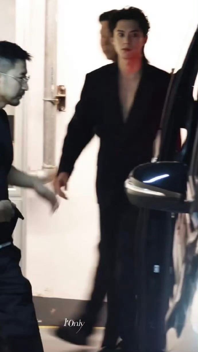 王鹤棣真空西装谁来管管这个！背头狼尾一梳，野性霸总内味儿瞬间有了，被狠狠钓住，根