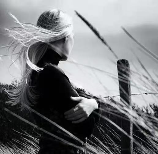 床头的闹钟
可以决定几点醒来
但不能决定几点入睡💅