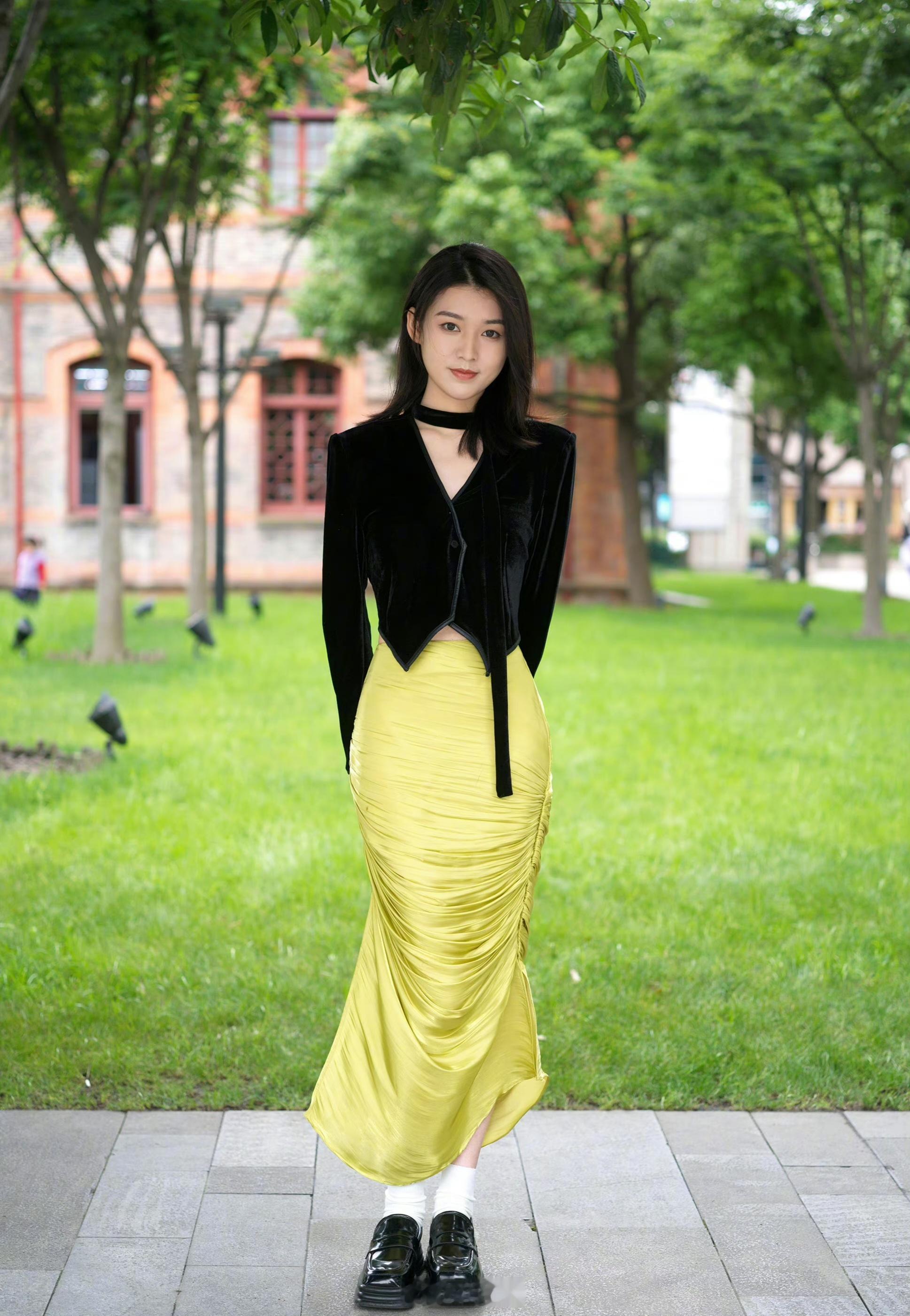 绿意盎然中的女孩 ​​​