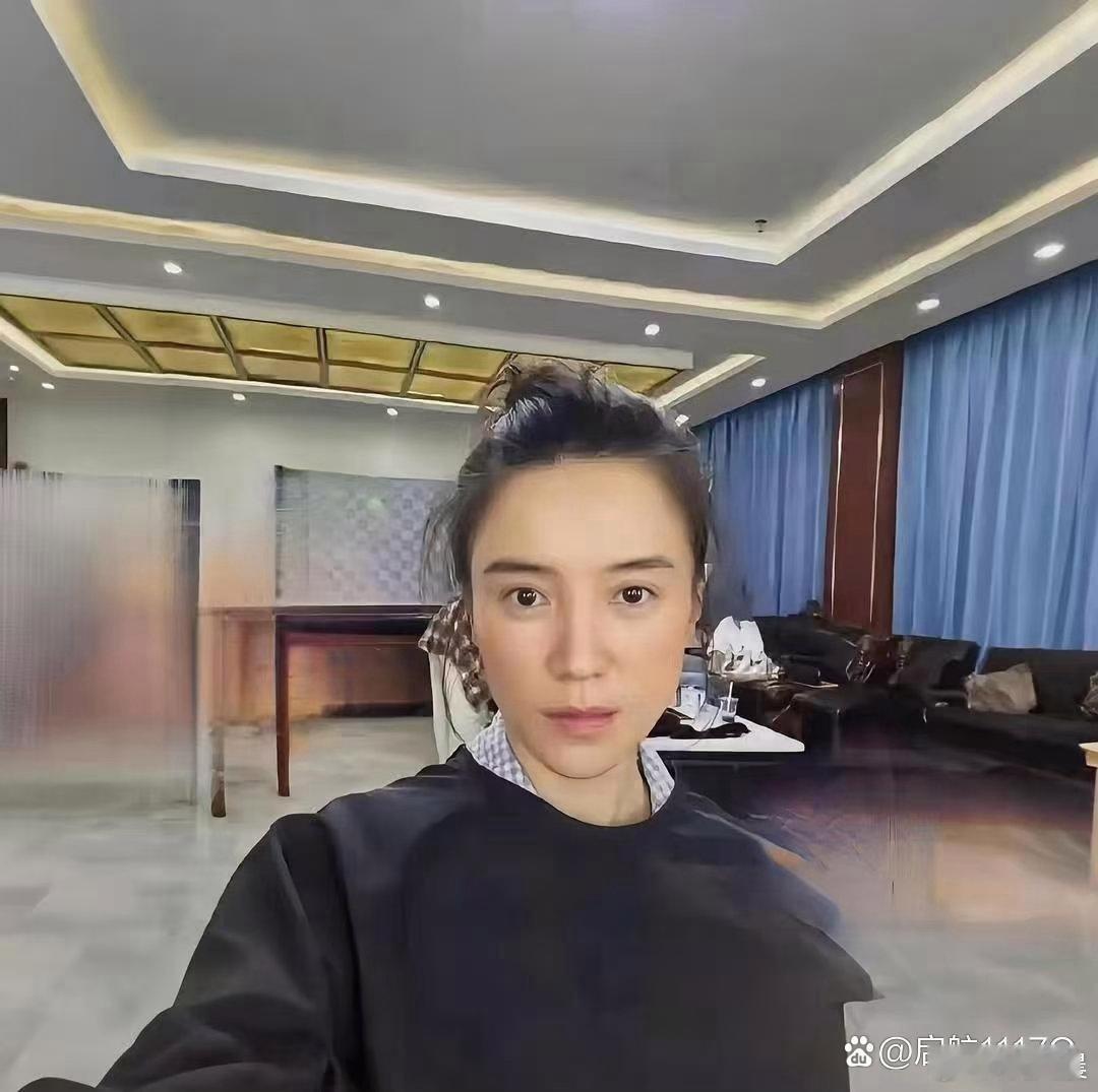 宋佳晒出的素颜照状态超自然，意外发现她家空间超大，视野也太开阔了！ 