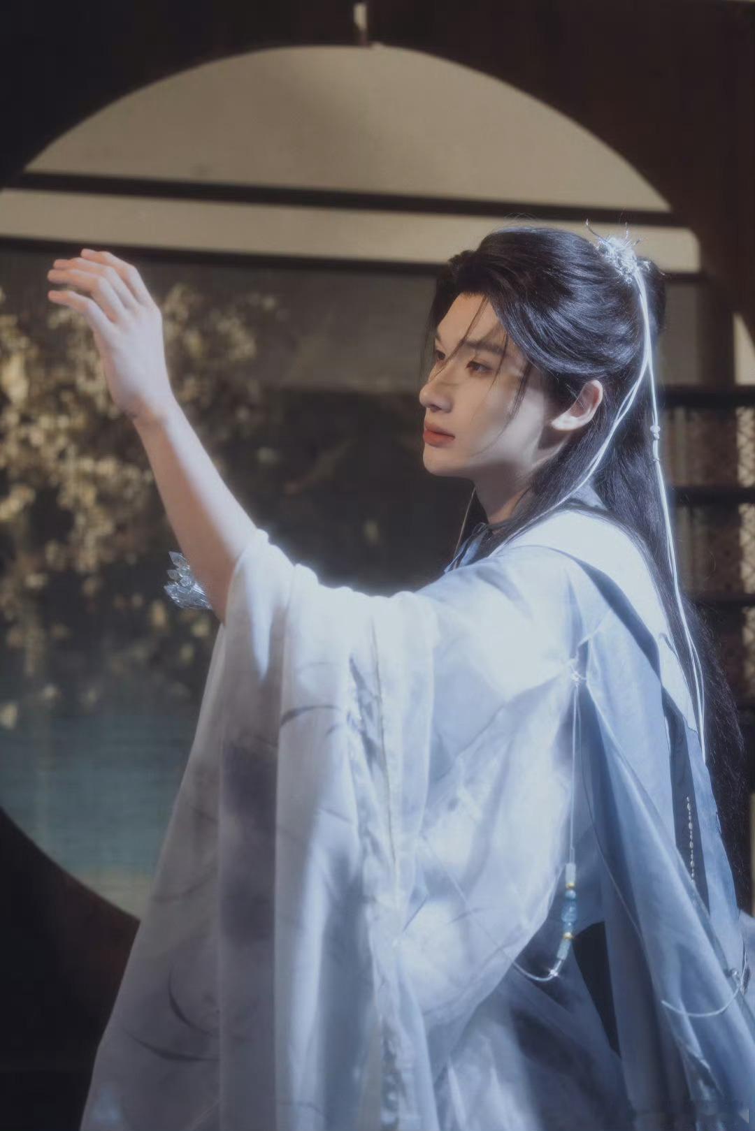 余宇涵钟辰乐同担相认余宇涵钟辰乐上演真实同担相认，共同喜欢库里，热爱篮球，路过球