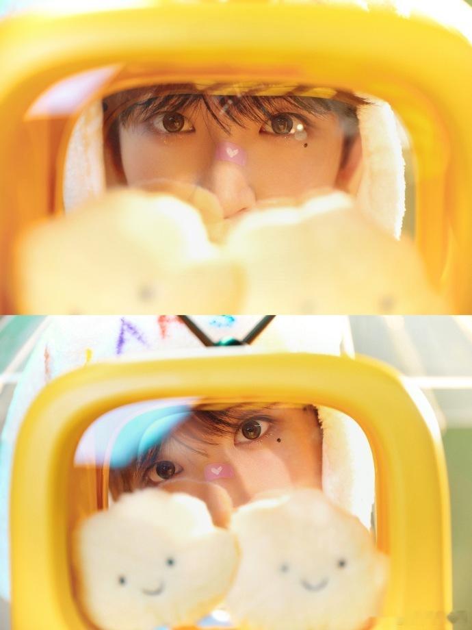 年度可爱乌龙！黄子弘凡把应援棒当话筒，没声时先怀疑自己嗓子，愣神模样超呆萌，反应