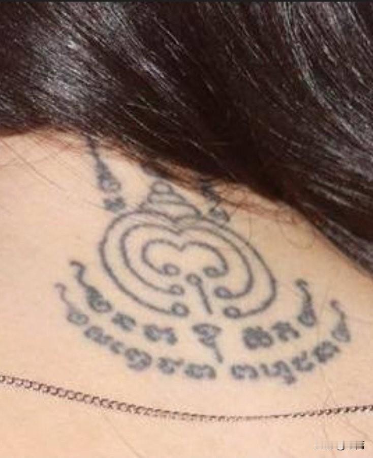 抖音上为什么有这么多富得流油的有钱人？

老家亲戚在镇上开店，这一排店铺有个人的