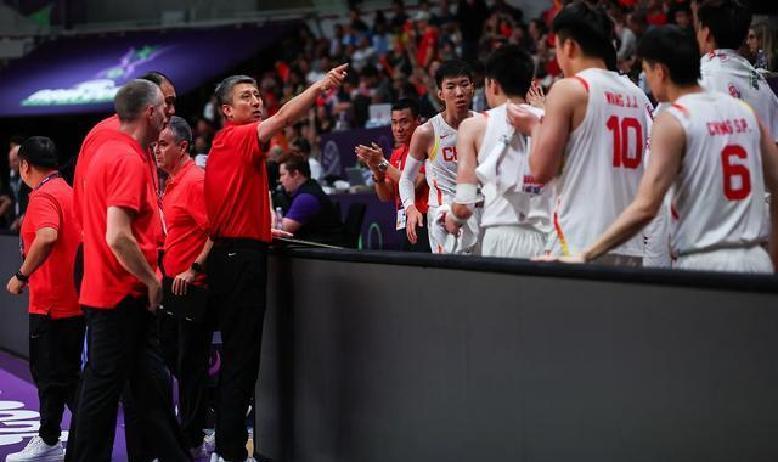 中国男篮对阵韩国队，本以为能扳回一城，谁知又栽了个大跟头。场上比分定格在76比9