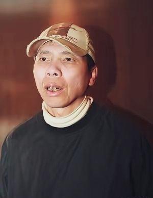 年轻时候的冯小刚，确实长的不咋样！但是有才华，才有了漂亮的媳妇。