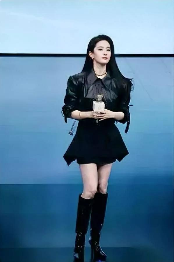 我闺蜜见过刘亦菲

说的事儿我笑了三天——

她哪是网上那股“仙得飘起来”的样儿