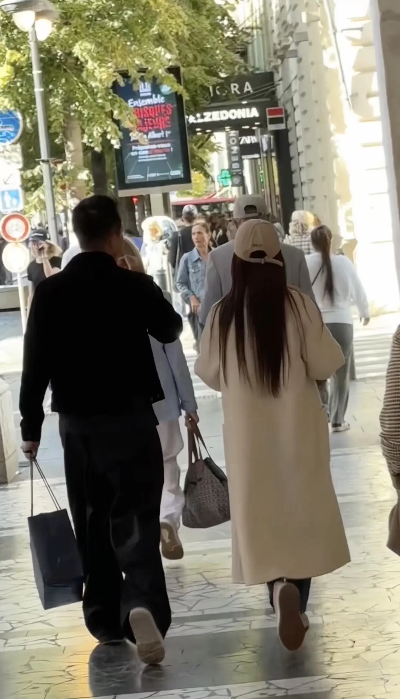 马筱梅和老公在法国街头，老公帮她拎购物袋超宠爱