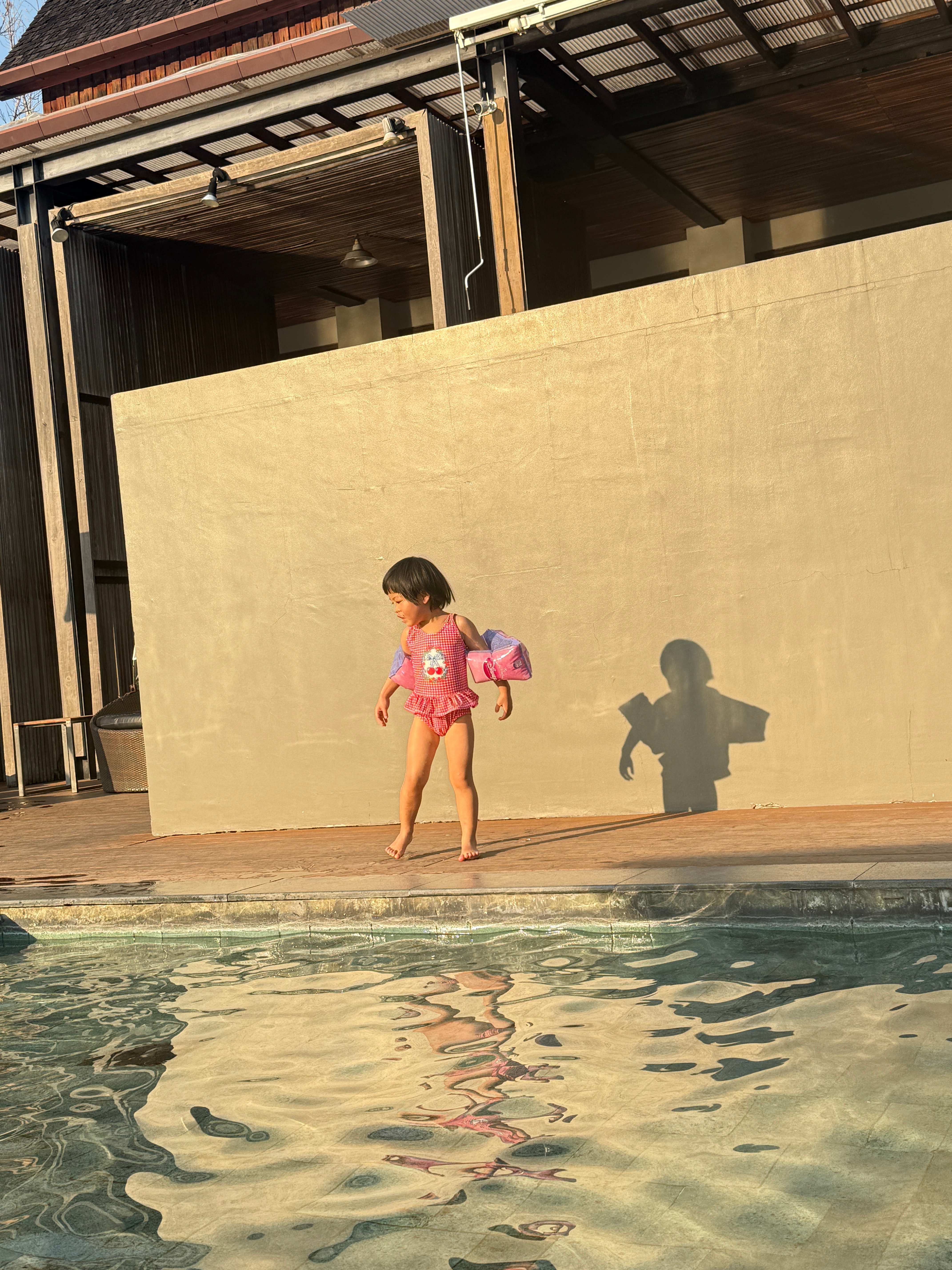 在湖里没游够回酒店继续旅毛球清迈行