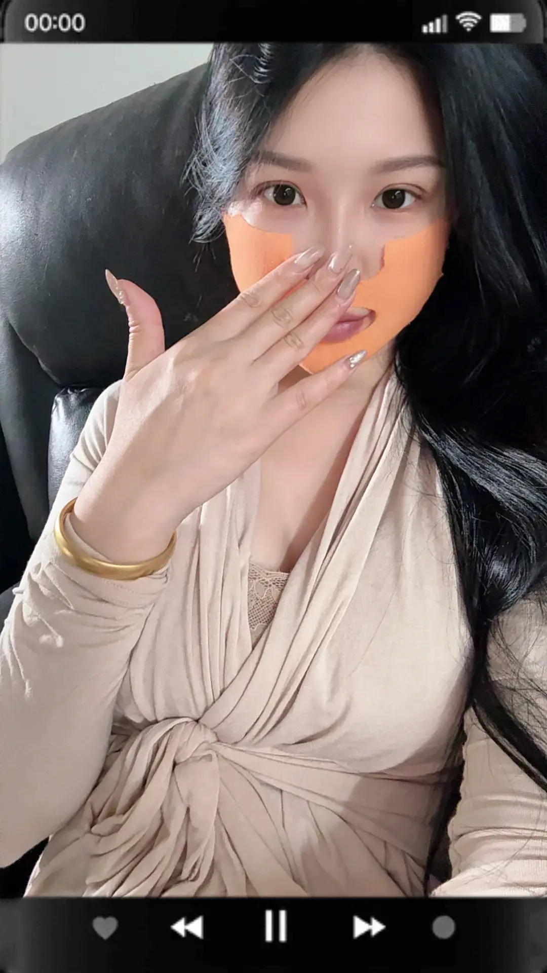 一个普通的上午、三十加的卢女士预约了一支除皱，两支美白抗衰、硬生生扛过...
