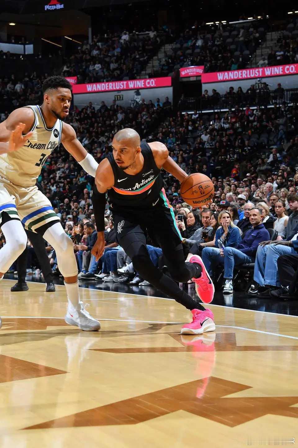 升西部第二！文班22+10受伤惊魂 马刺最多领先39分大胜雄鹿北京时间1月16日