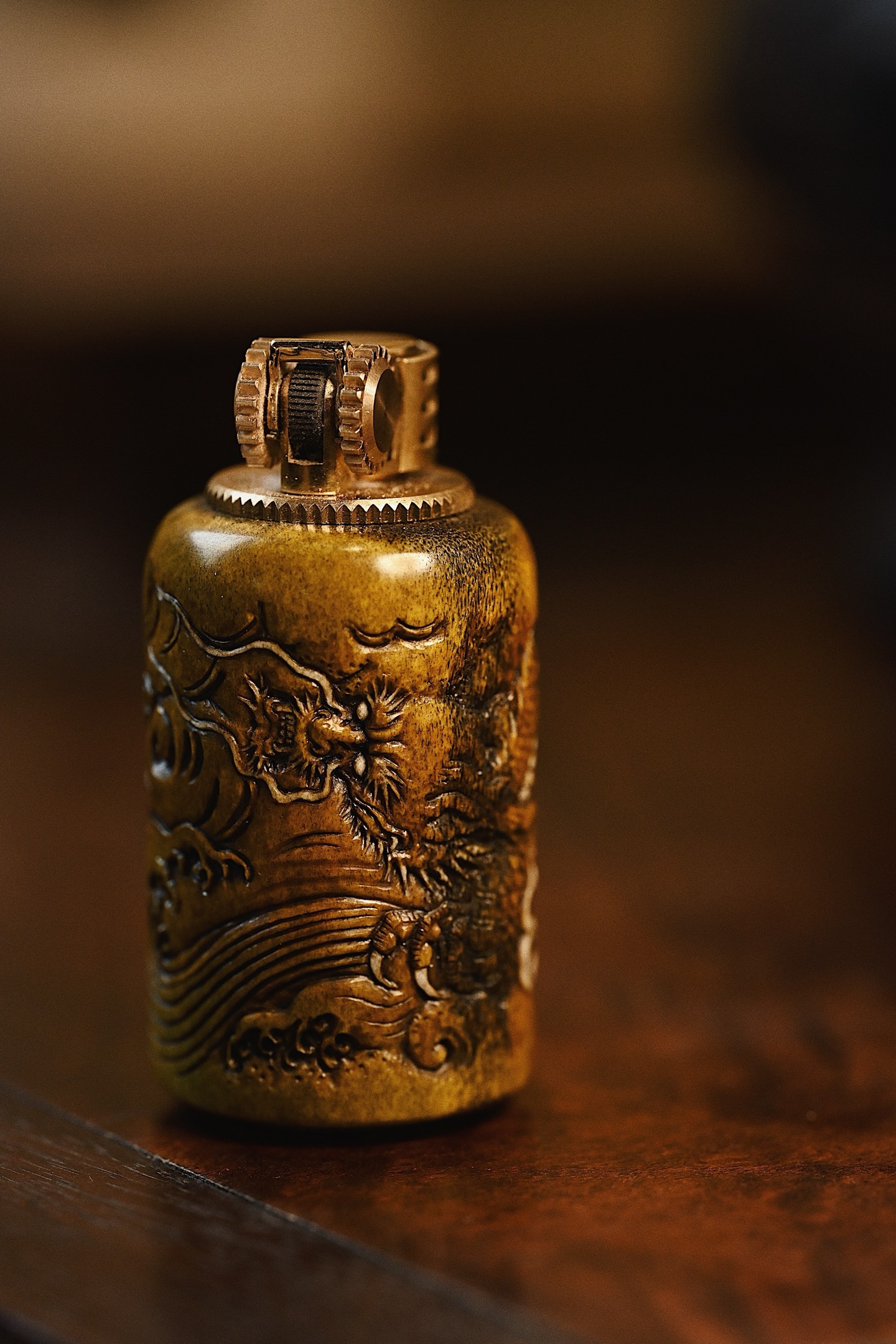 鹿角仿古 | 云龙 打火机造型朴拙大气，雕云龙英姿威武，龙鳞层叠，身形虬曲，迎风