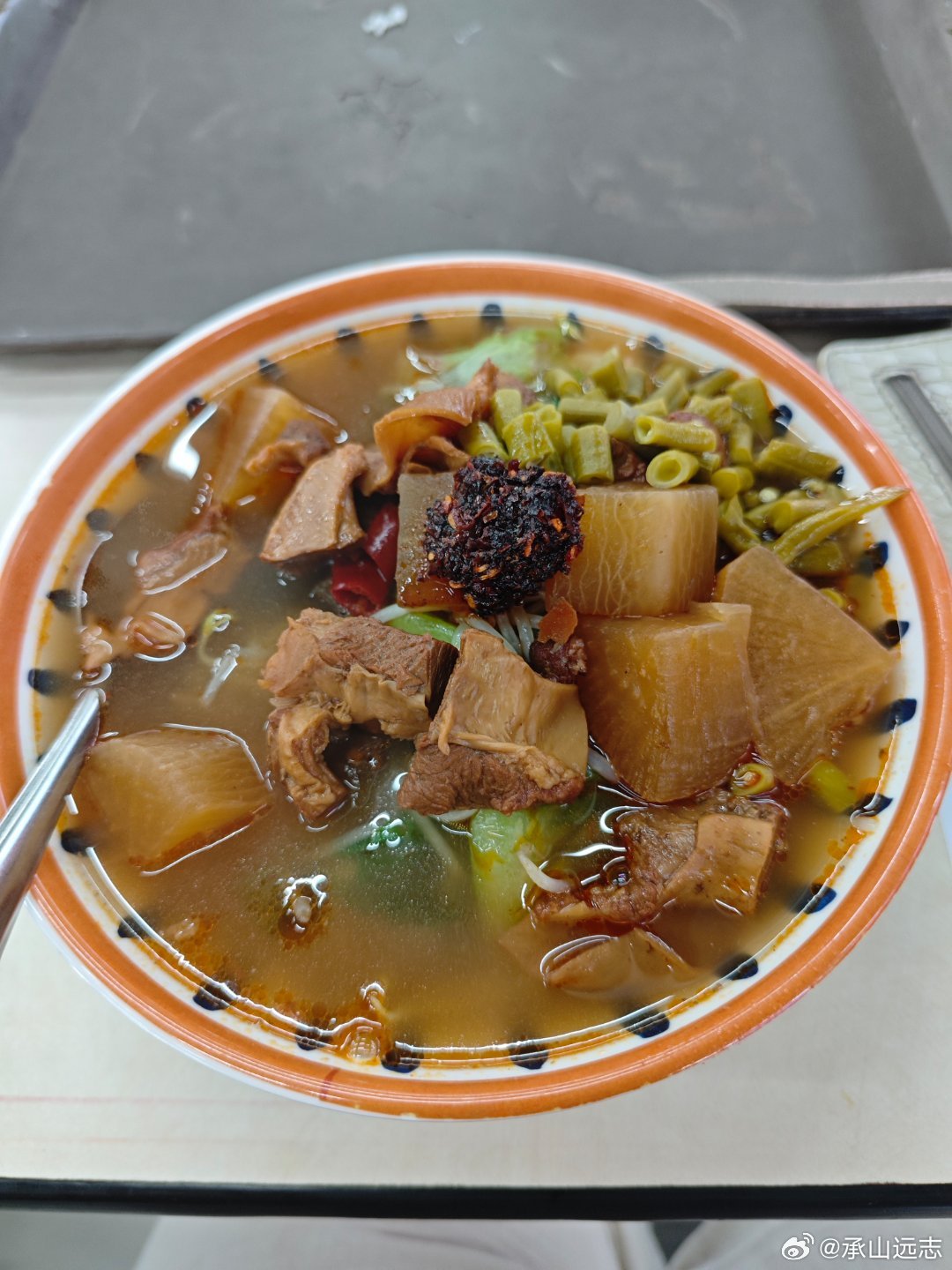 一碗粉，有1/3是破绿豆芽冒充的。 