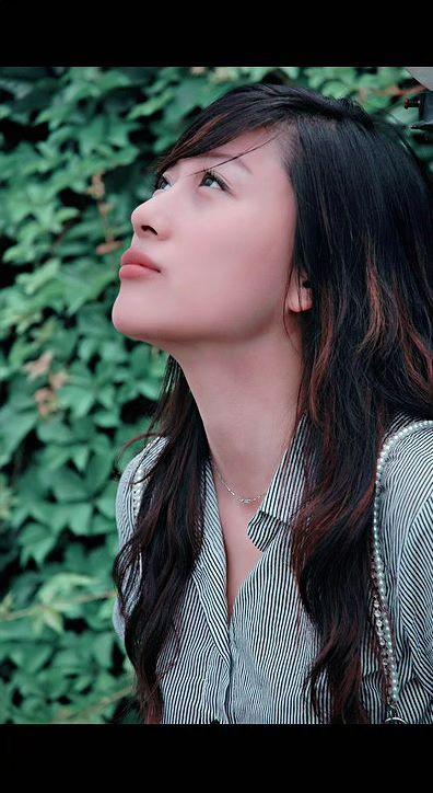🌿藤蔓爬满时光墙，她把心事说给风听🍃
睫毛颤动是未寄出的诗行，呼吸里藏着整个