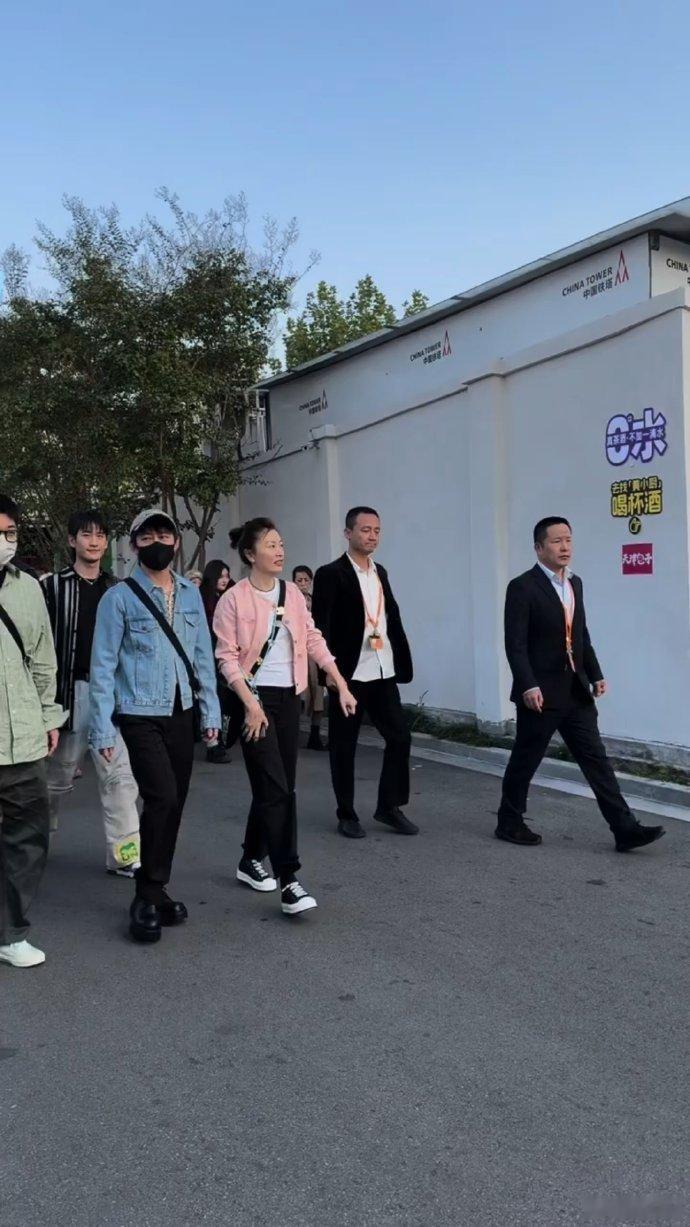 #偶遇何炅现身乌镇# 有网友偶遇何炅现身乌镇，这个状态哪里像50岁的！#50岁何
