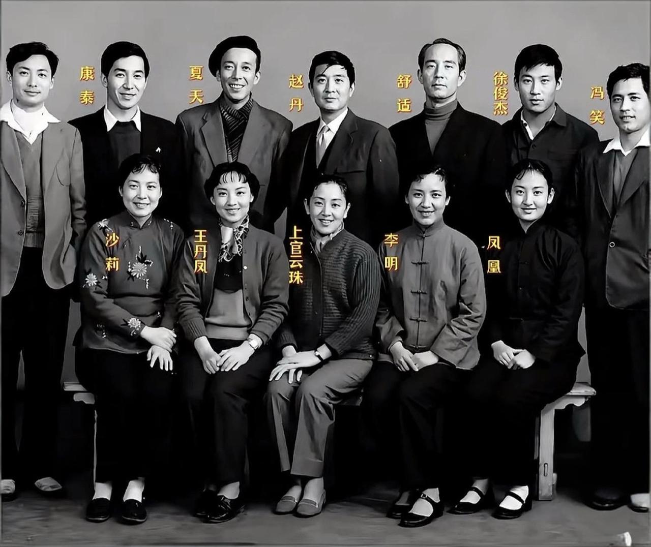 这是上海电影演员剧团《雷雨》导演和演员，1962年夏在济南巡演时于济南皇宫的一张