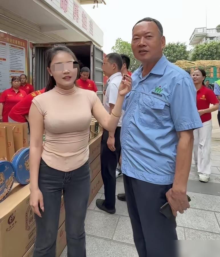 全网刷屏的“最暖糖厂”老板陈耀，这几天被扒了个底朝天。

之前刷到他64岁拍板收