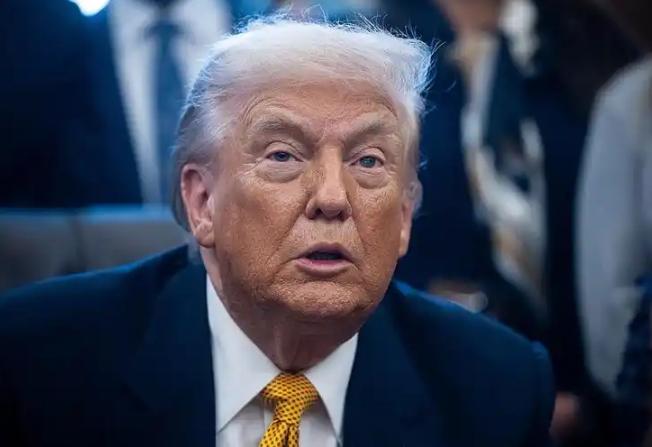 特朗普的结局基本已经写好了
只要民主党在中期选举赢了，哪怕只是险胜，没了总统光环