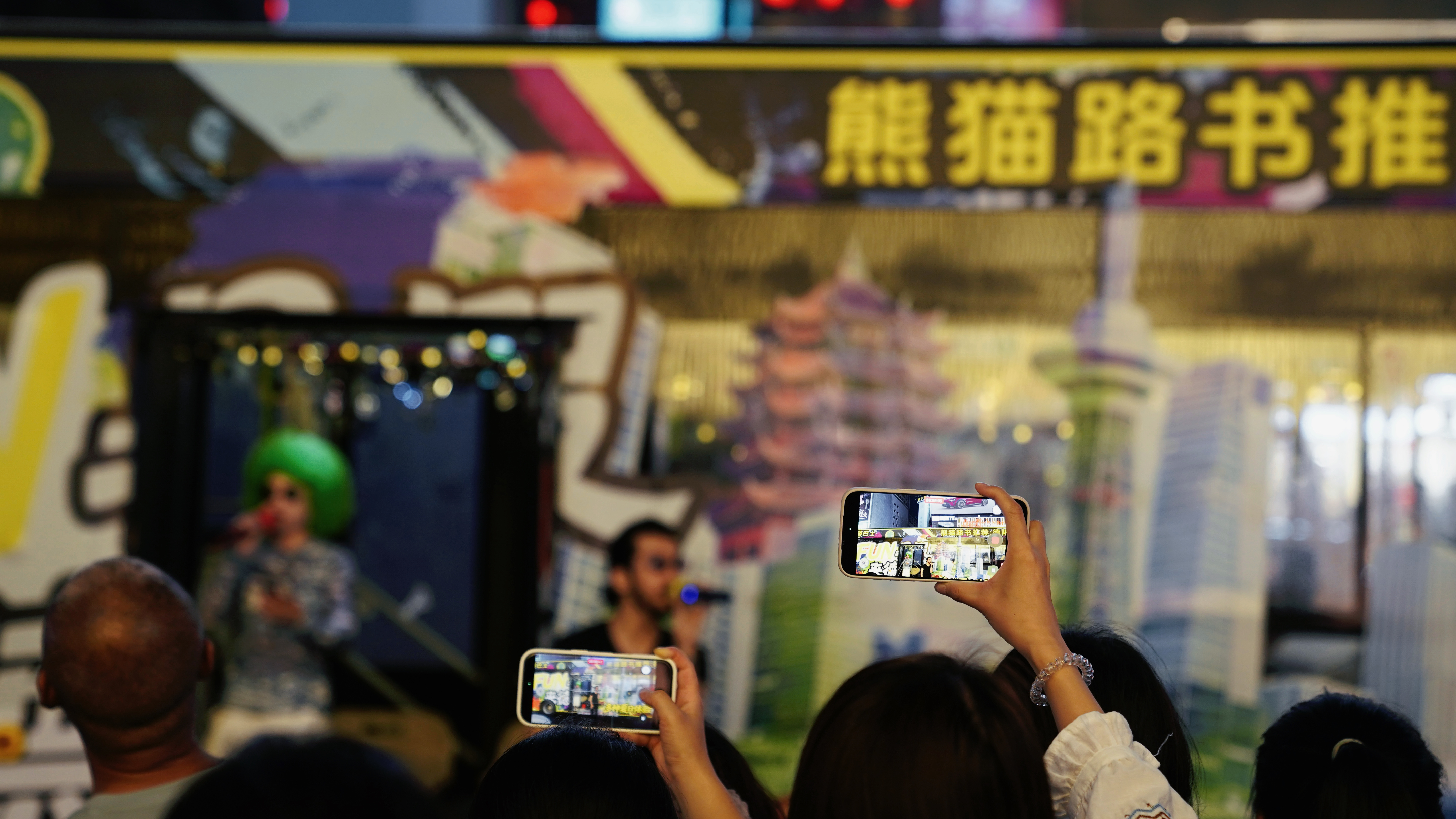 这辆巴士，是“文旅+演艺+交通”的三重创新。 不是景区在做宣传，，是城市在做一场