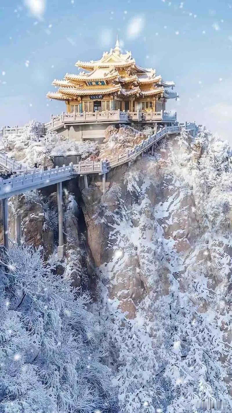 ：老君山雪后初晴，云海在山谷间翻涌，连绵的雪山如仙岛漂浮其上，云海与雪景相互映衬