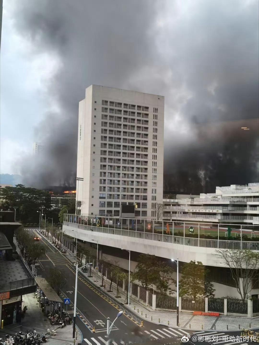 官方通报深圳比亚迪火灾突发！4月14日凌晨，深圳坪山区比亚迪一厂房内的立体车库发