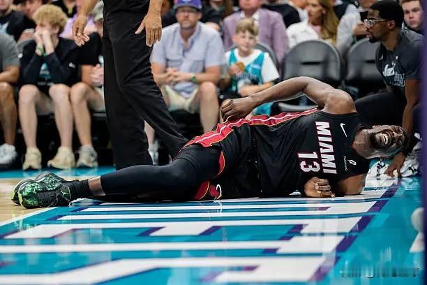 阿德巴约诈伤啊

前NBA球员阿里纳斯在播客节目中透露：“你们真以为阿德巴约是屁